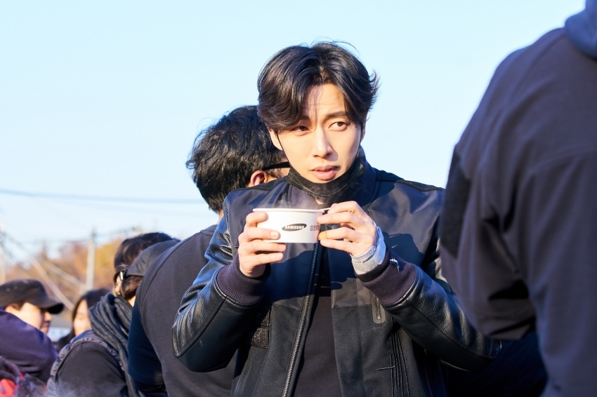 Múa đông đến, Park Hae Jin tới vùng quê nghèo phát than từ thiện