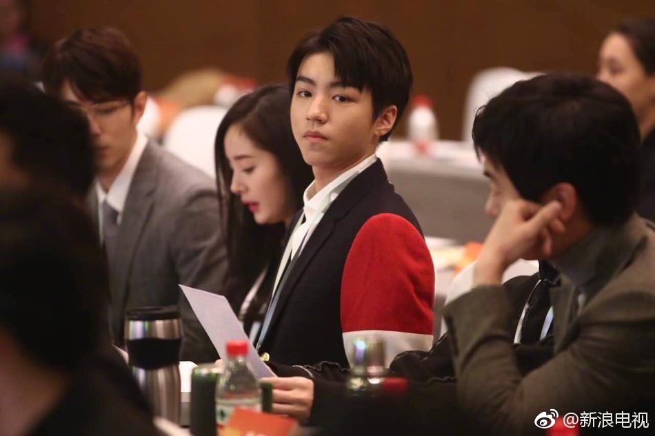 Sau 3 năm làm fan bự rốt cuộc Vương Tuấn Khải cũng được ngồi cùng idol