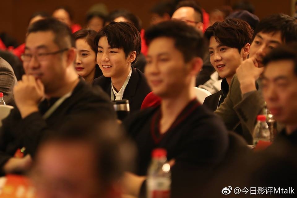 Sau 3 năm làm fan bự rốt cuộc Vương Tuấn Khải cũng được ngồi cùng idol