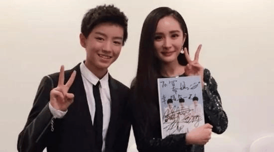 Sau 3 năm làm fan bự rốt cuộc Vương Tuấn Khải cũng được ngồi cùng idol