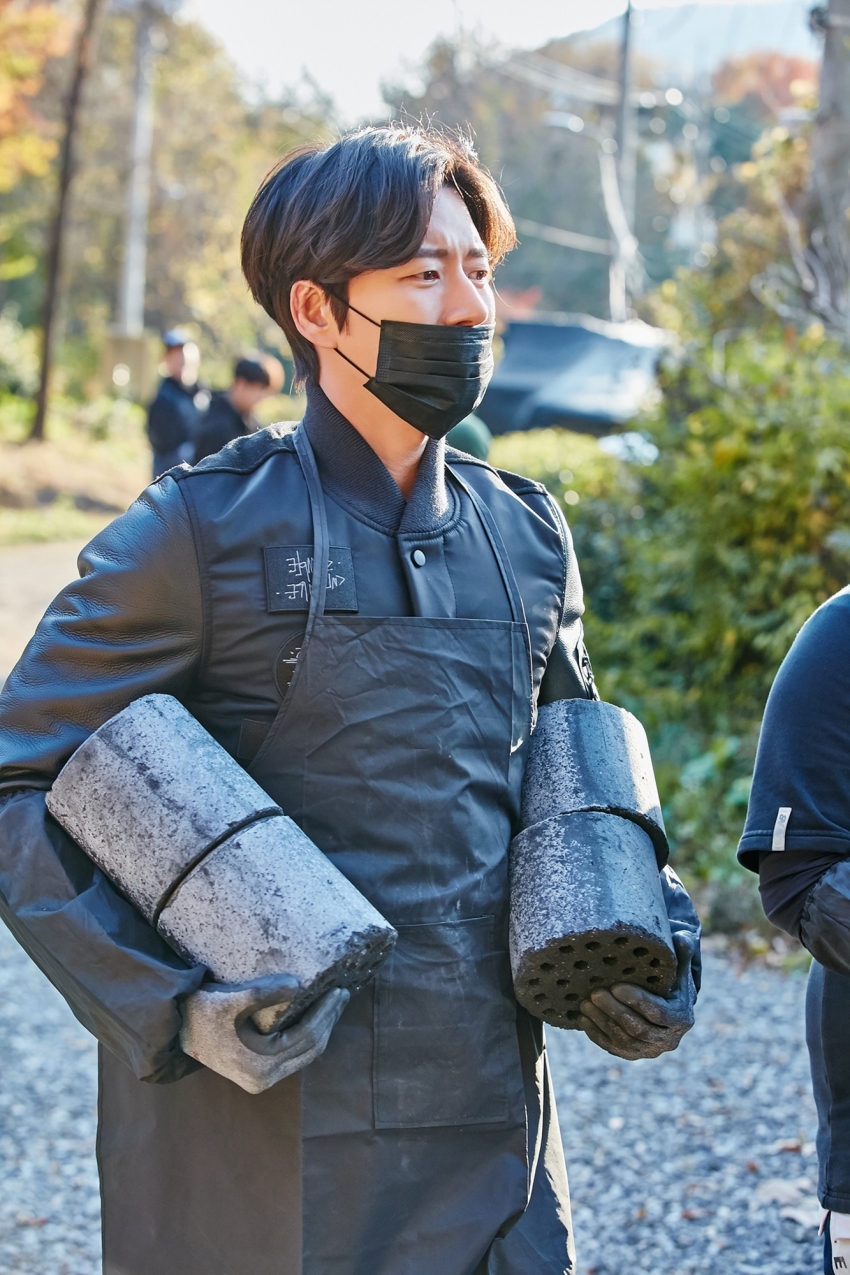 Múa đông đến, Park Hae Jin tới vùng quê nghèo phát than từ thiện