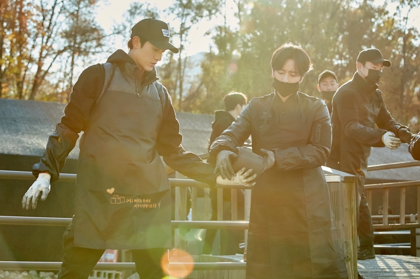 Múa đông đến, Park Hae Jin tới vùng quê nghèo phát than từ thiện