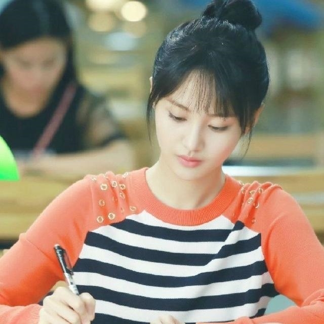 Khi mỹ nhân Cbiz học bài: người thơ mộng tựa tranh, người như con nít