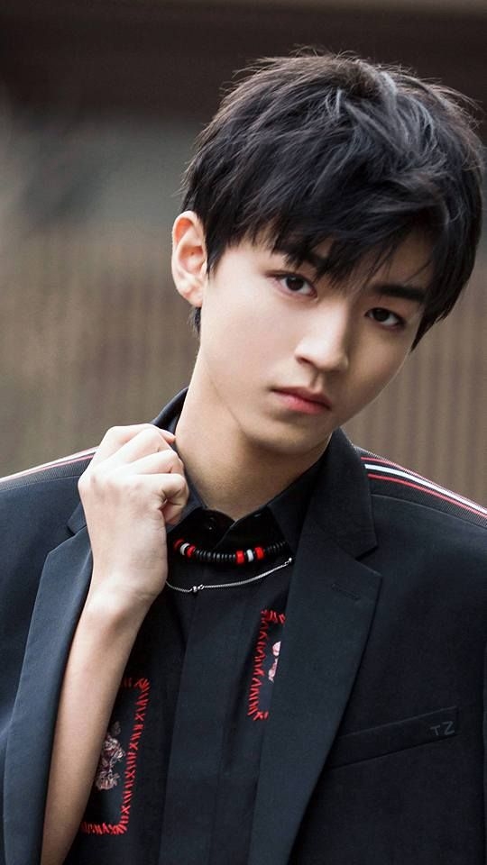 Sau 3 năm làm fan bự rốt cuộc Vương Tuấn Khải cũng được ngồi cùng idol