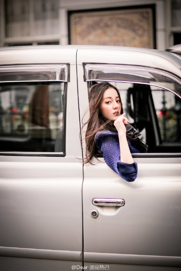 Địch Lệ Nhiệt Ba lại bị cảnh sát 'tuýt còi' khi khoe ảnh mới