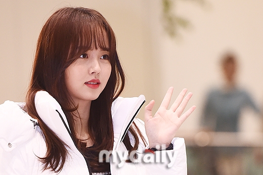 Kim So Hyun mặt tròn xinh xắn lên đường sang Nhật dự MAMA