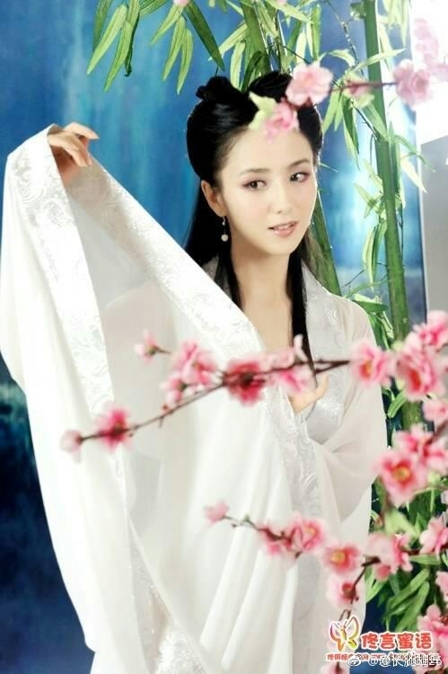 Đồng Lệ Á bất ngờ bị chê kém sắc khi hóa thân làm Tiểu Long Nữ