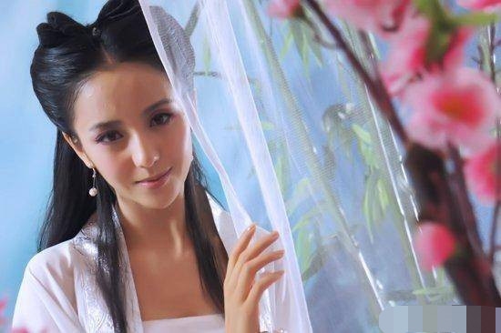 Đồng Lệ Á bất ngờ bị chê kém sắc khi hóa thân làm Tiểu Long Nữ