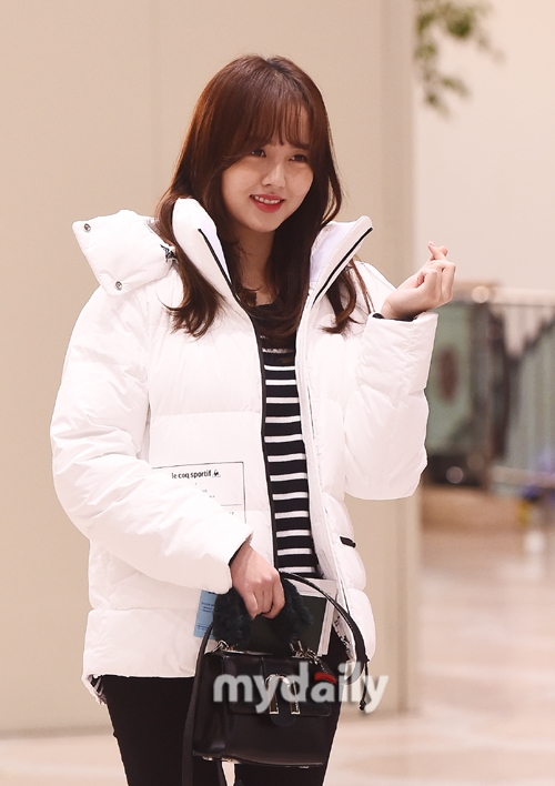 Kim So Hyun mặt tròn xinh xắn lên đường sang Nhật dự MAMA