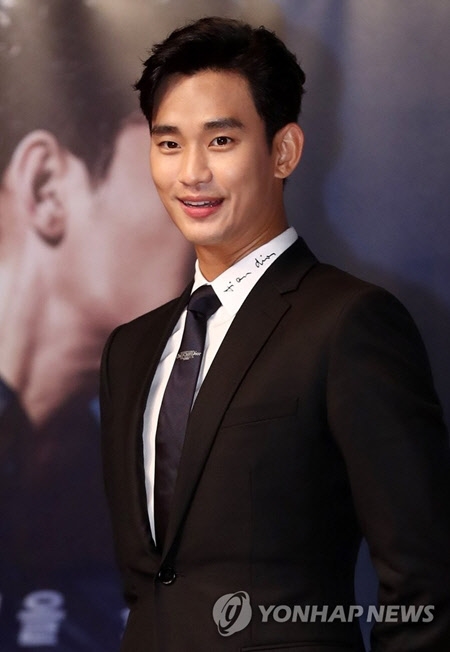 Kim Soo Hyun nhận được bằng khen đầu tiên sau khóa huấn luyện cơ bản