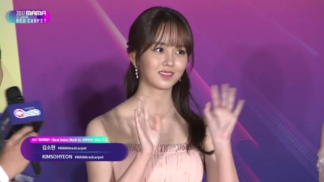 Kim So Hyun xinh đẹp và đáng yêu trên thảm đỏ MAMA 2017 tại Nhật