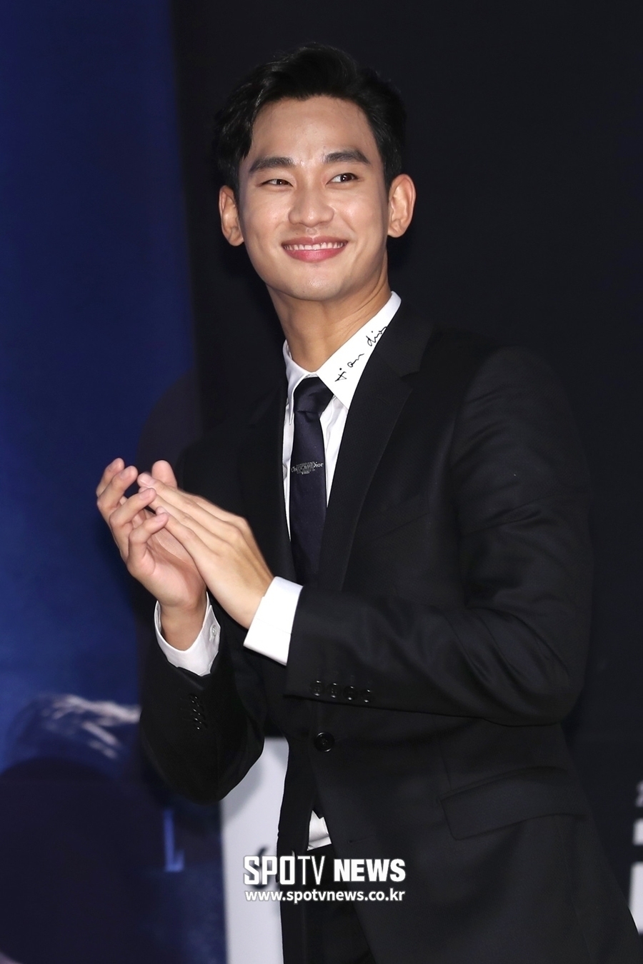 Kim Soo Hyun nhận được bằng khen đầu tiên sau khóa huấn luyện cơ bản