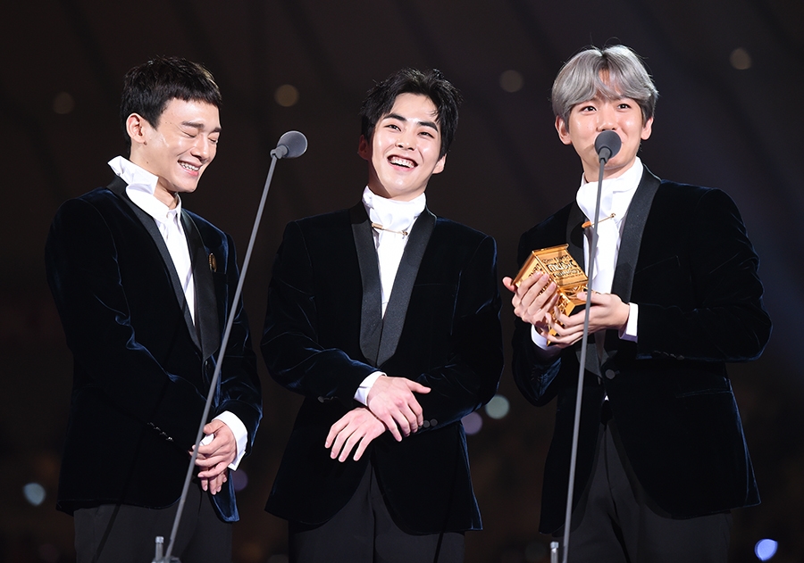 MAMA 2017: nhiều màn trình diễn điển cao nhưng vẫn gây tranh cãi