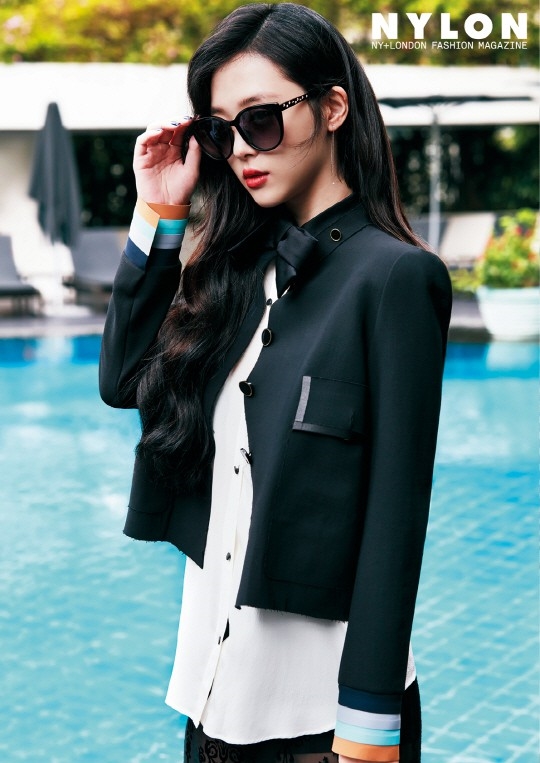 Sulli xinh đẹp và sang chảnh trên trang bìa tạp chí