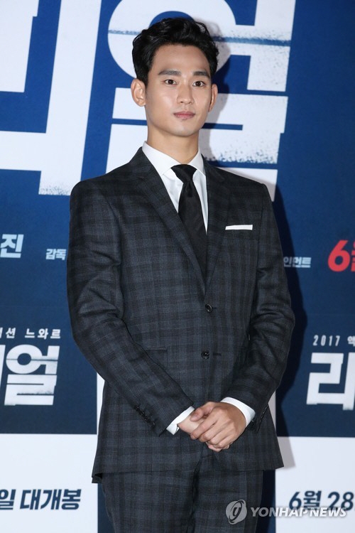 Kim Soo Hyun nhận được bằng khen đầu tiên sau khóa huấn luyện cơ bản