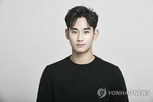 Kim Soo Hyun nhận được bằng khen đầu tiên sau khóa huấn luyện cơ bản