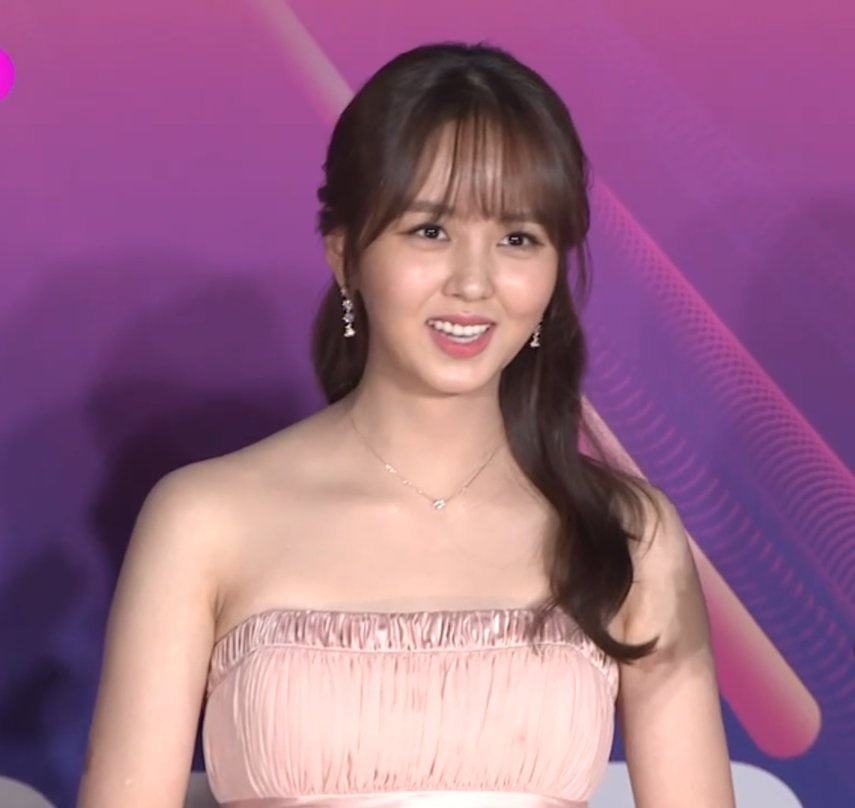 Kim So Hyun xinh đẹp và đáng yêu trên thảm đỏ MAMA 2017 tại Nhật