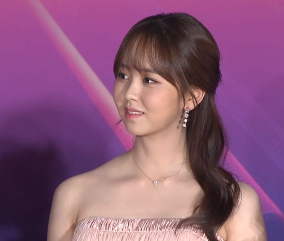 Kim So Hyun xinh đẹp và đáng yêu trên thảm đỏ MAMA 2017 tại Nhật