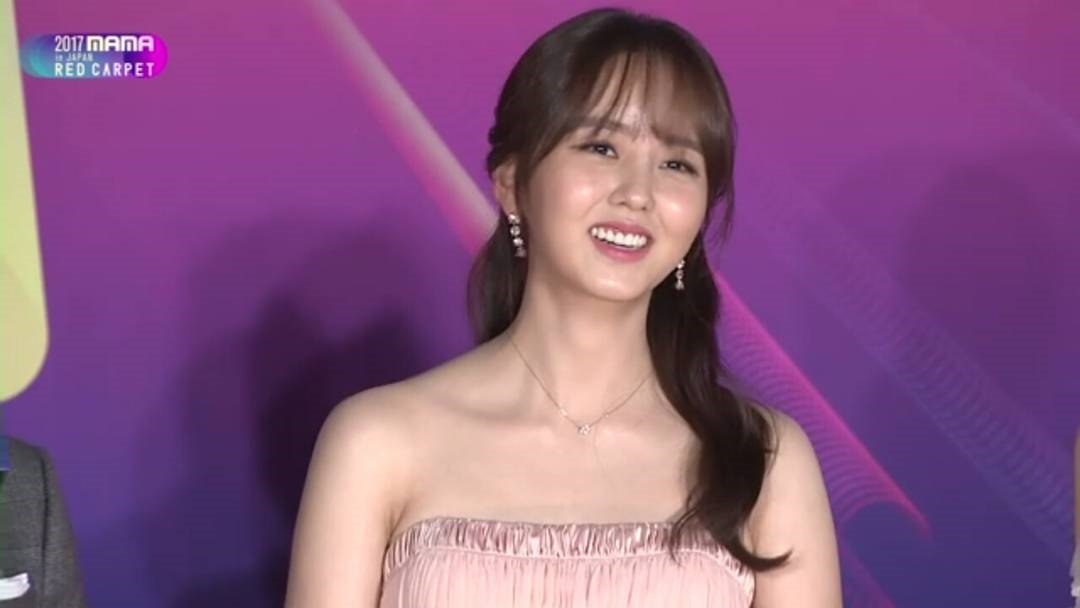 Kim So Hyun xinh đẹp và đáng yêu trên thảm đỏ MAMA 2017 tại Nhật