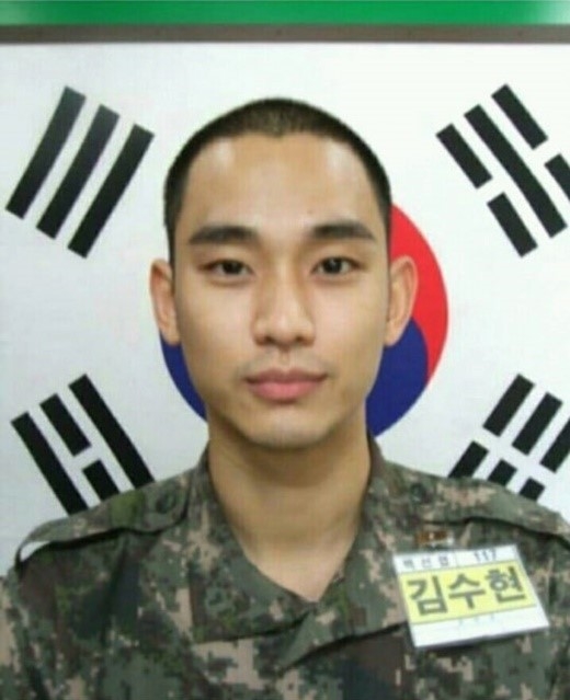 Kim Soo Hyun nhận được bằng khen đầu tiên sau khóa huấn luyện cơ bản