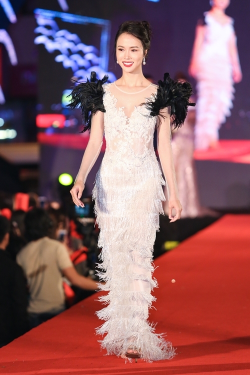 Thời trang thảm đỏ của cặp đôi tin đồn tại liên hoan phim