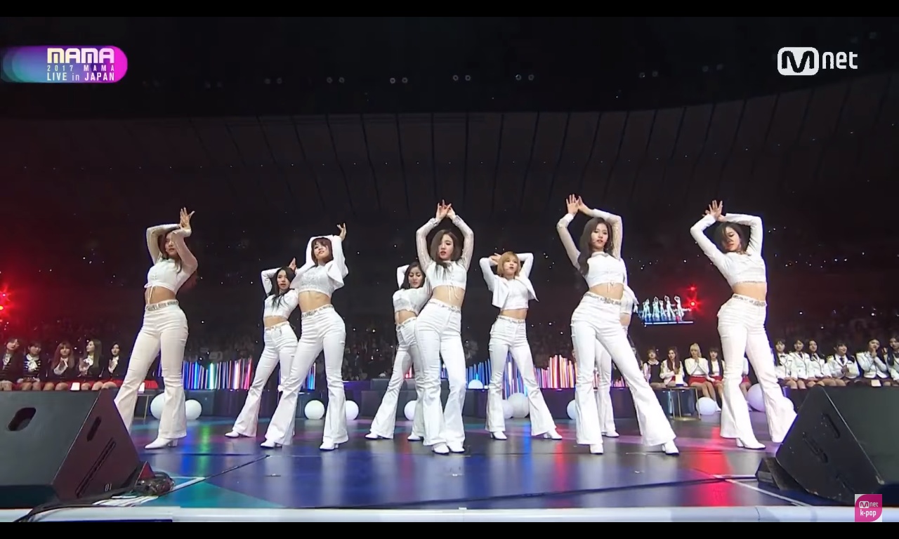TWICE diễn My Name ở MAMA 2017 so với phiên bản SNSD 10 năm trước