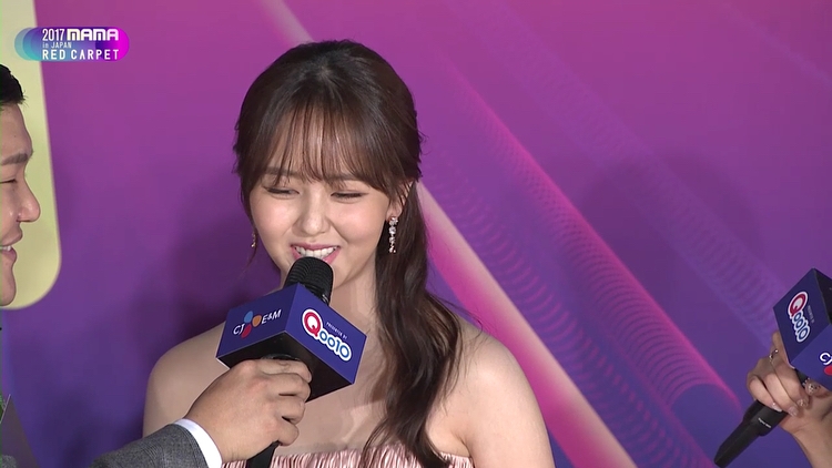 Kim So Hyun xinh đẹp và đáng yêu trên thảm đỏ MAMA 2017 tại Nhật
