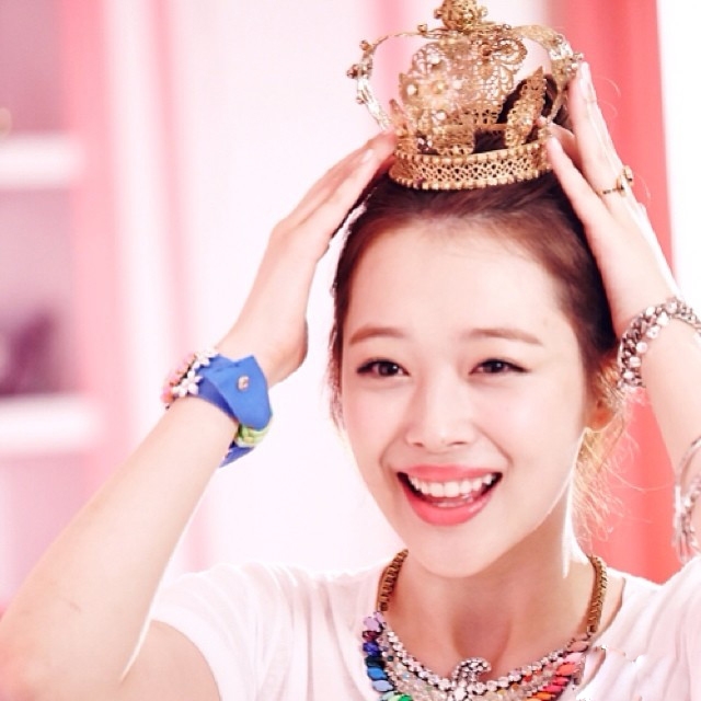 Mỹ nhân Hàn xinh đẹp khi đội vương miện