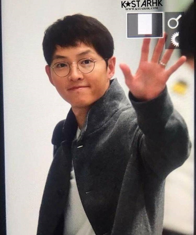 Song Joong Ki xuất hiện với 'bản mặt mâm' ở sân bay đi Hồng Kông