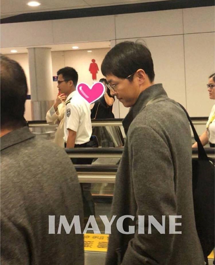 Song Joong Ki xuất hiện với 'bản mặt mâm' ở sân bay đi Hồng Kông