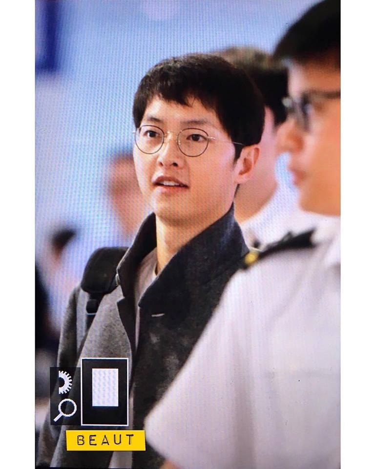 Song Joong Ki xuất hiện với 'bản mặt mâm' ở sân bay đi Hồng Kông