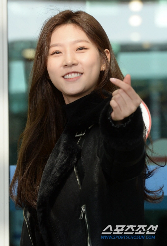 Kim Sae Ron tự tin, cuốn hút tại sân bay lên đường đi dự MAMA