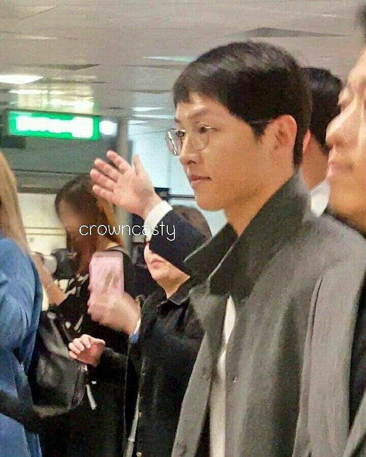 Song Joong Ki xuất hiện với 'bản mặt mâm' ở sân bay đi Hồng Kông