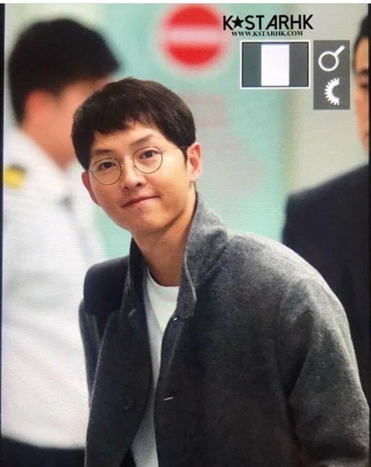 Song Joong Ki xuất hiện với 'bản mặt mâm' ở sân bay đi Hồng Kông