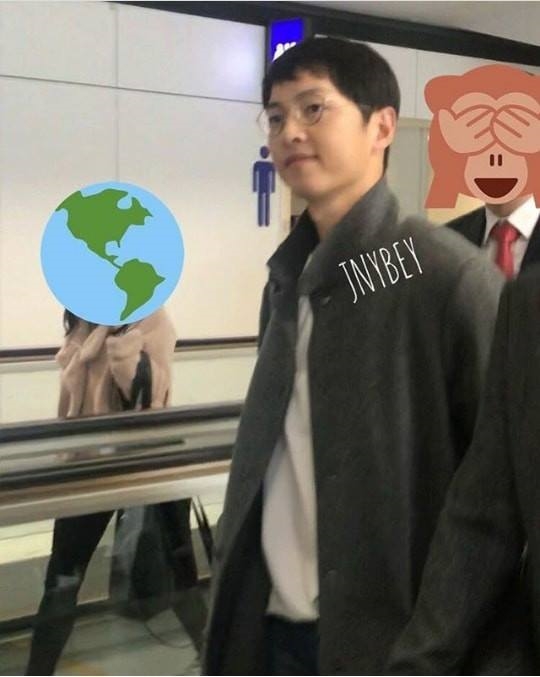 Song Joong Ki xuất hiện với 'bản mặt mâm' ở sân bay đi Hồng Kông