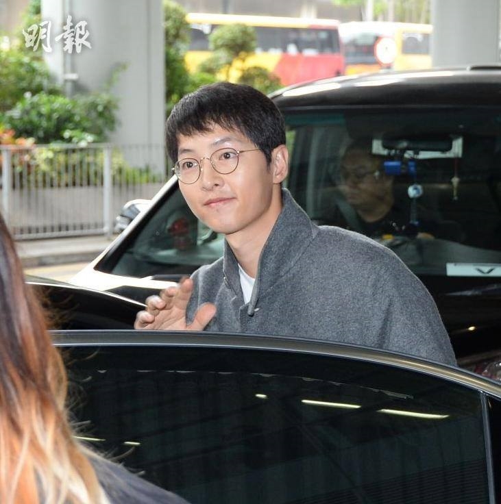 Song Joong Ki xuất hiện với 'bản mặt mâm' ở sân bay đi Hồng Kông