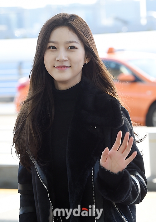 Kim Sae Ron tự tin, cuốn hút tại sân bay lên đường đi dự MAMA
