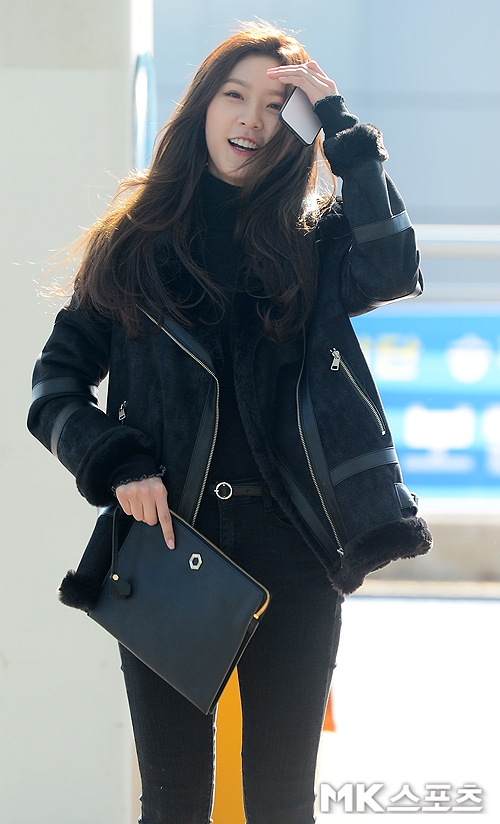 Kim Sae Ron tự tin, cuốn hút tại sân bay lên đường đi dự MAMA