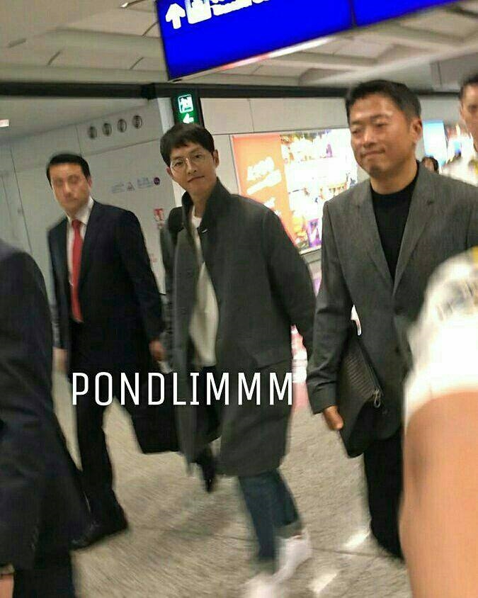 Song Joong Ki xuất hiện với 'bản mặt mâm' ở sân bay đi Hồng Kông