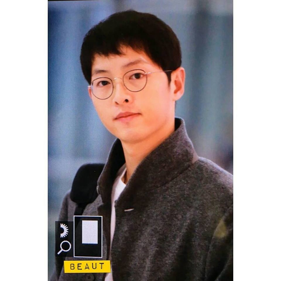 Song Joong Ki xuất hiện với 'bản mặt mâm' ở sân bay đi Hồng Kông