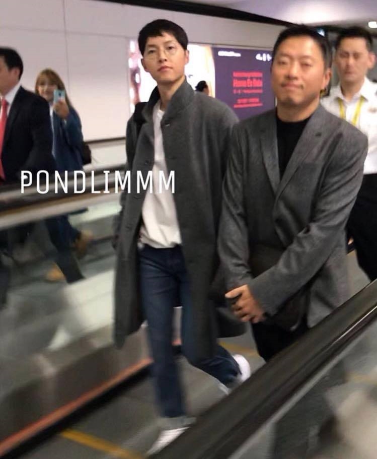 Song Joong Ki xuất hiện với 'bản mặt mâm' ở sân bay đi Hồng Kông