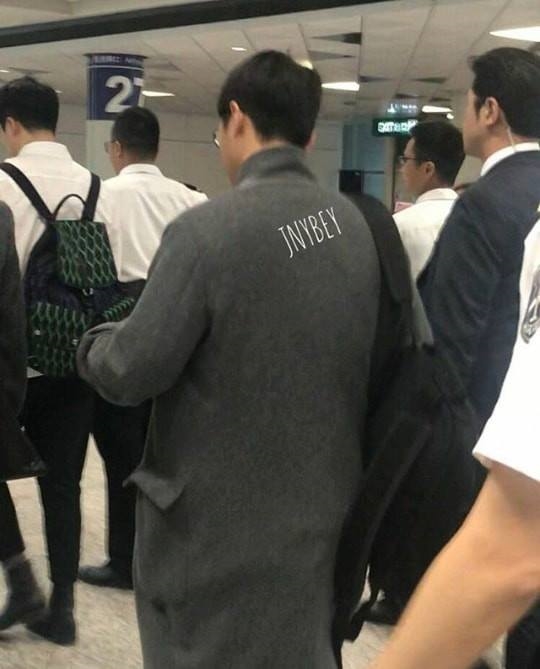Song Joong Ki xuất hiện với 'bản mặt mâm' ở sân bay đi Hồng Kông