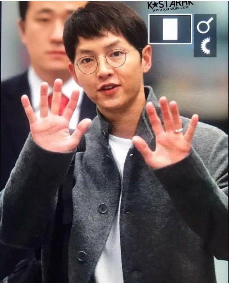 Song Joong Ki xuất hiện với 'bản mặt mâm' ở sân bay đi Hồng Kông
