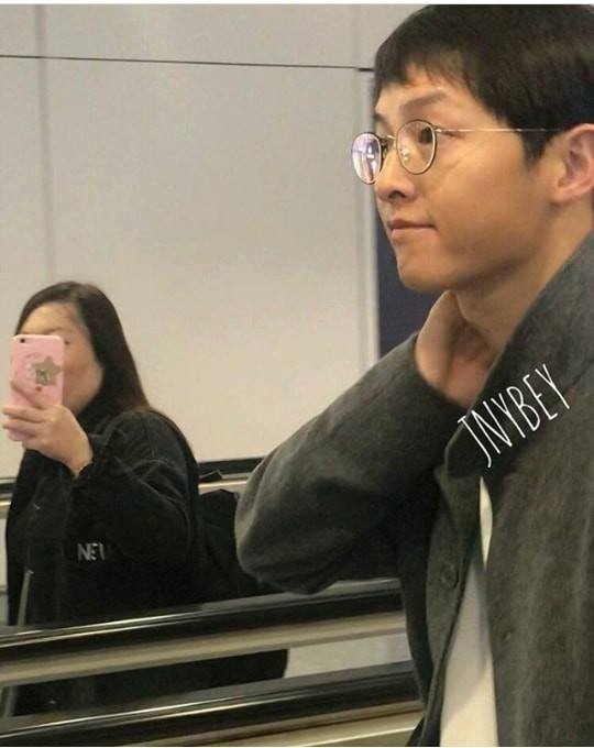 Song Joong Ki xuất hiện với 'bản mặt mâm' ở sân bay đi Hồng Kông