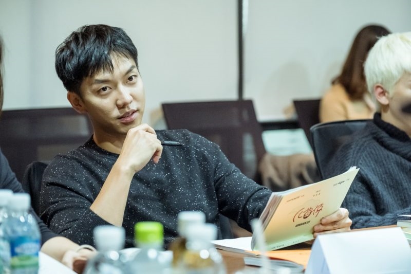 Lee Seung Gi tươi như hoa trong buổi đọc kịch bản đầu tiên