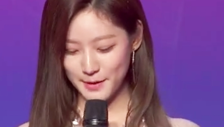 Kim Sae Ron xinh như nữ thần trên thảm đỏ MAMA 2017 Hong Kong