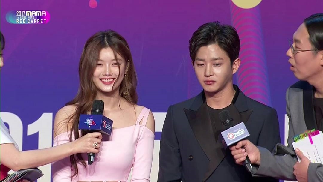 Kim Yoo Jung xinh xắn, duyên dáng trên thảm đỏ MAMA 2017