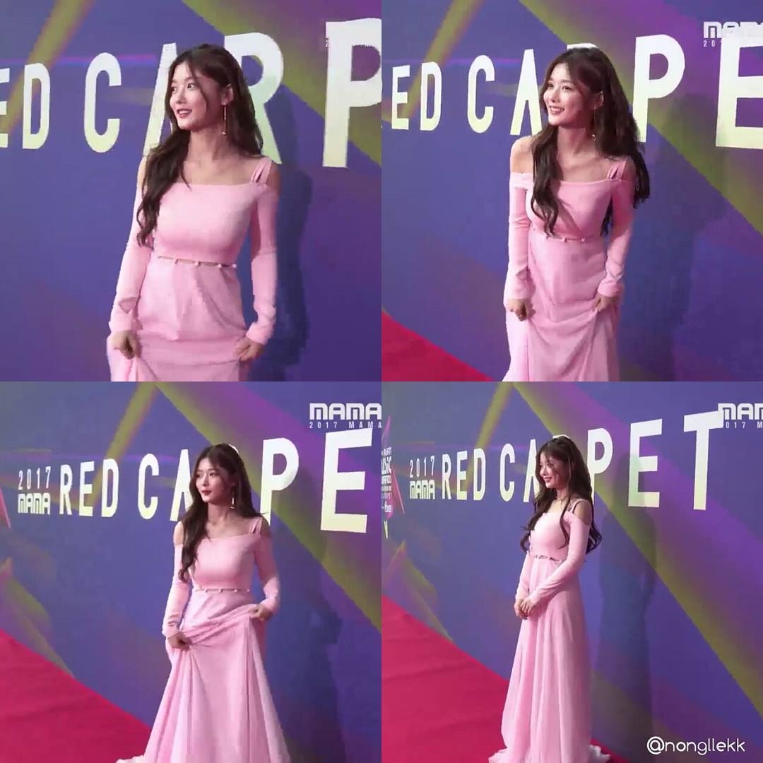 Kim Yoo Jung xinh xắn, duyên dáng trên thảm đỏ MAMA 2017