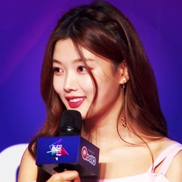 Kim Yoo Jung xinh xắn, duyên dáng trên thảm đỏ MAMA 2017