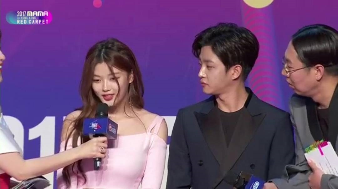 Kim Yoo Jung xinh xắn, duyên dáng trên thảm đỏ MAMA 2017